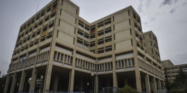 Λεκτική ένταση στη Φιλοσοφική ανάμεσα σε καθηγητές και φοιτητές για το “στέκι του Ρουβίκωνα”