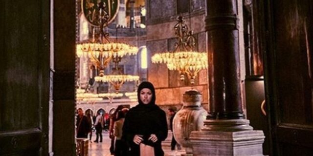 Μοντέλο πόζαρε γυμνή μέσα στην Αγιά Σοφιά