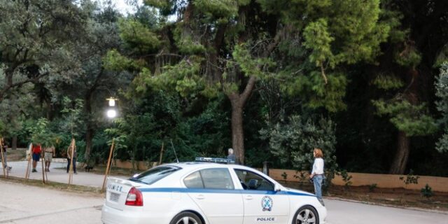 Επίθεση κουκουλοφόρων κατά αστυνομικών στο Πεδίον του Άρεως
