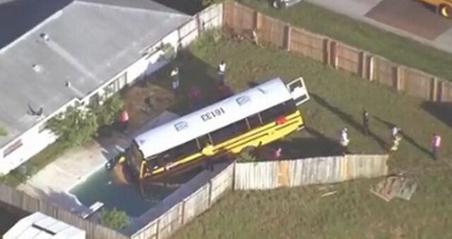 ΗΠΑ: Σχολικό λεωφορείο έπεσε σε πισίνα