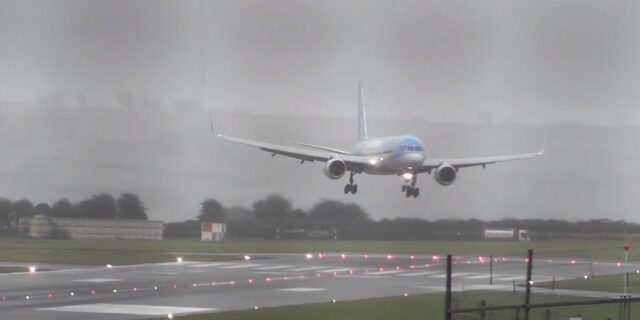 Επικό Crosswind: Άνεμος παρασύρει Boeing, προσγειώνεται με το πλάι