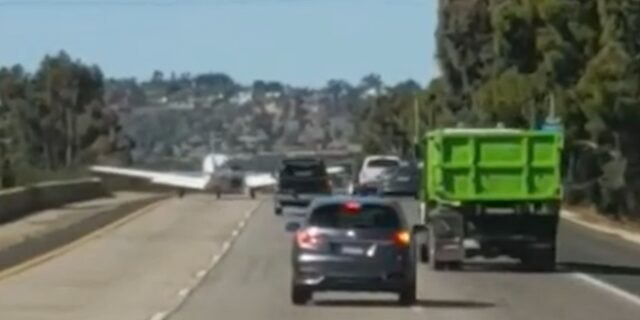 Αεροπλάνο έκανε αναγκαστική προσγείωση σε αυτοκινητόδρομο