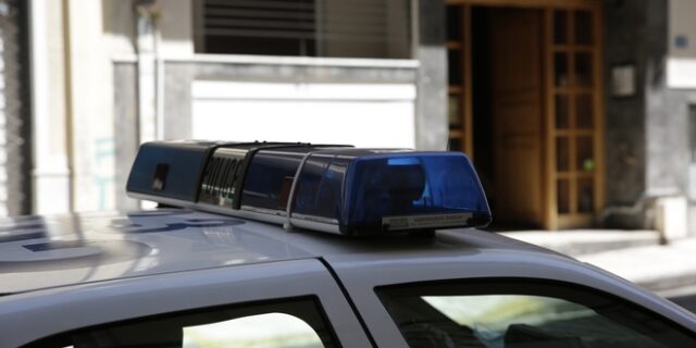 Αντιεξουσιαστές πέταξαν τρικάκια και έγραψαν συνθήματα στη ΔΟΥ Βύρωνα
