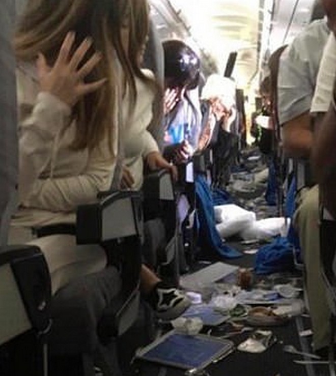 Τρόμος και αίμα σε πτήση: 15 τραυματίες από αναταράξεις
