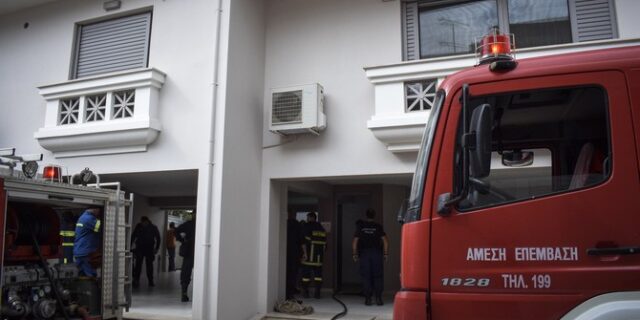 Υπό έλεγχο η φωτιά στο Μαρούσι-Απεγκλωβίστηκαν οι τρεις ένοικοι από το μπαλκόνι