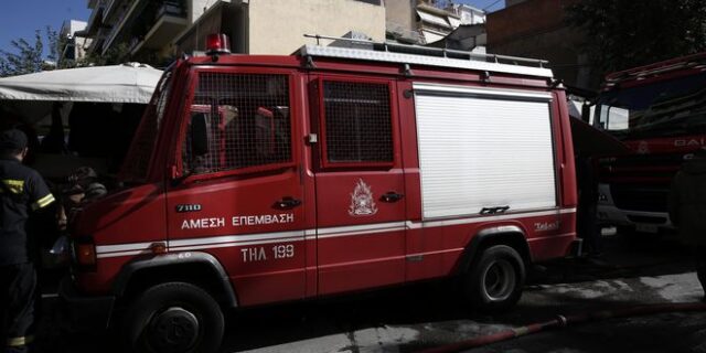 Φωτιά στο κέντρο της Γλυφάδας-Επιχειρούν τρία πυροσβεστικά