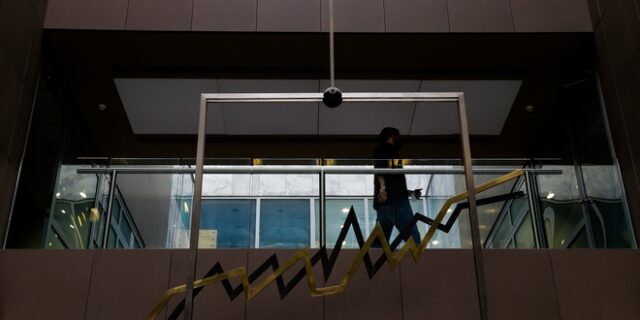 Handelsblatt: Η Ελλάδα τολμά να ξαναβγεί στις αγορές