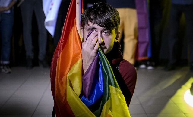 Ρουμανία: Η αποχή οδηγεί σε αποτυχία το δημοψήφισμα κατά του γάμου ομοφύλων