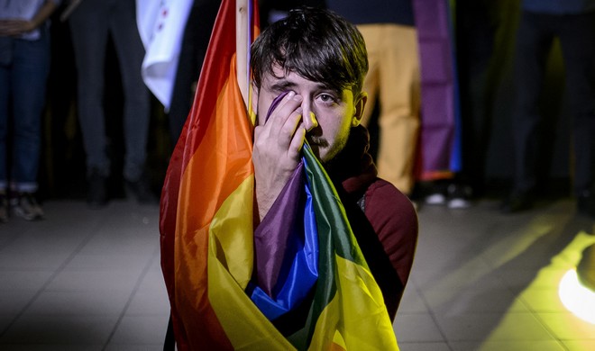 Ρουμανία: Η αποχή οδηγεί σε αποτυχία το δημοψήφισμα κατά του γάμου ομοφύλων