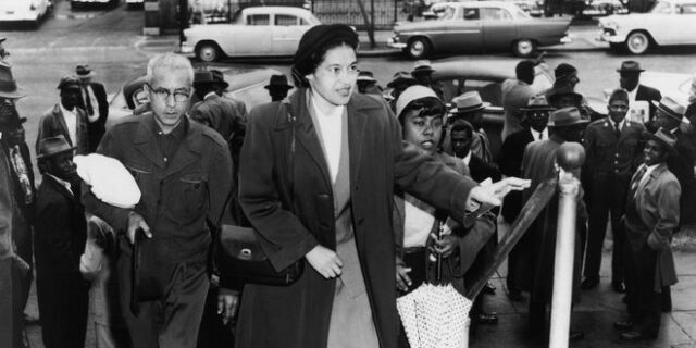 Σαν σήμερα πεθαίνει η Αμερικανίδα αντιρατσίστρια Ρόζα Παρκς