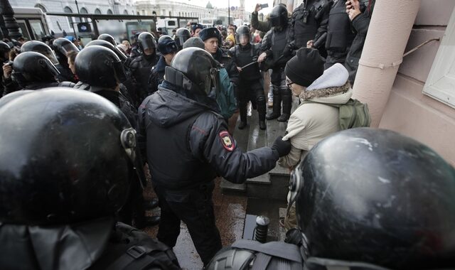 Ρωσία: Δεκάδες συλλήψεις σε διαδήλωση για την απελευθέρωση εφήβων