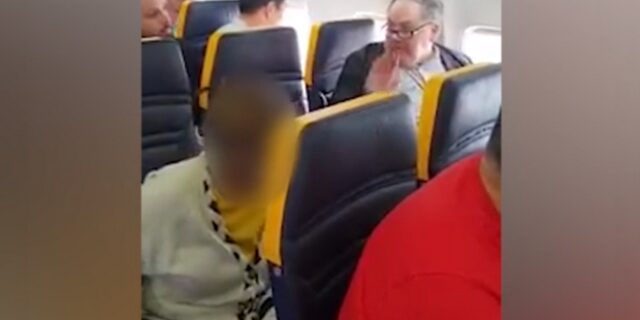 Ρατσιστικό ντελίριο σε πτήση της Ryanair: Επιβάτης επιτέθηκε σε ηλικιωμένη επειδή είναι μαύρη