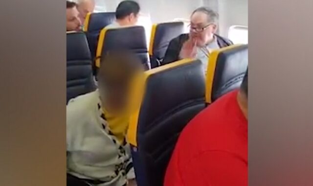 Ρατσιστικό ντελίριο σε πτήση της Ryanair: Επιβάτης επιτέθηκε σε ηλικιωμένη επειδή είναι μαύρη