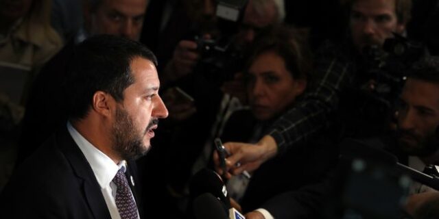 Ο Σαλβίνι αποφάσισε την απομάκρυνση μεταναστών και προσφύγων από το Ριάτσε
