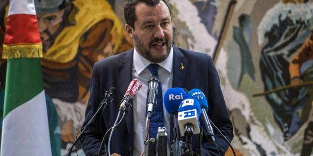 Ο Σαλβίνι χλευάζει τον Γιούνκερ: “Μιλώ μόνον με άτομα που δεν πίνουν”