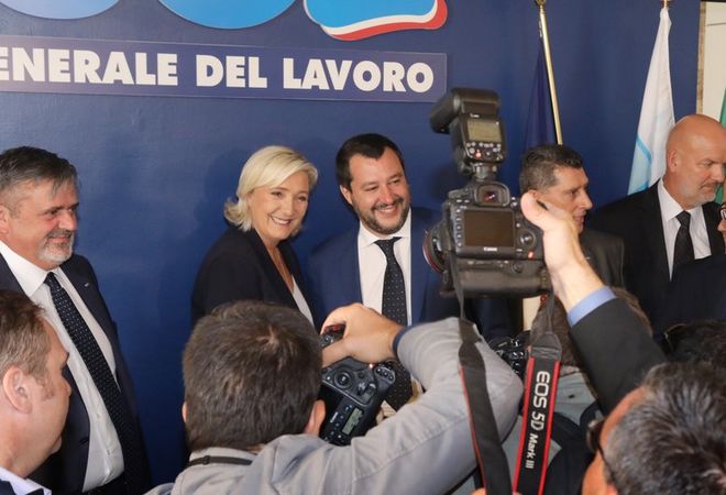 Σαλβίνι και Λε Πεν “τσιμεντάρουν” το εθνικιστικό μπλοκ εν όψει ευρωεκλογών