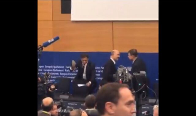 Ακροδεξιός ευρωβουλευτής έβγαλε το παπούτσι του και άρχισε να πατάει τις σημειώσεις του Μοσκοβισί