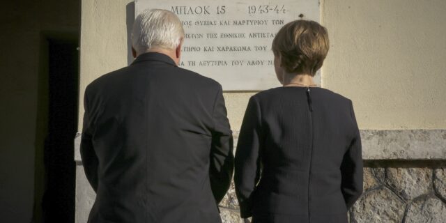 Ο Στάινμαϊερ στο στρατόπεδο Χαϊδαρίου όπου βασανίστηκαν αντιστασιακοί από τους Ναζί