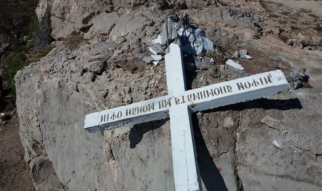 Μυτιλήνη: Άγνωστοι κατέστρεψαν μεγάλο σταυρό στην ακτή Απελή