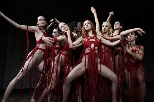 “Suspiria”, το πιο εξωφρενικό ριμέικ τρόμου του φθινοπώρου