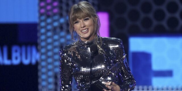 Η Taylor Swift “σάρωσε” τα American Music Awards και τα έψαλε στον Τραμπ