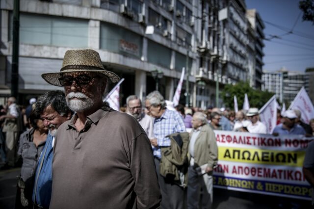 Γιατί δεν έχει ακυρωθεί ακόμη η περικοπή των συντάξεων