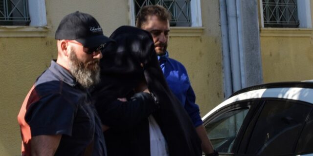Στη δημοσιότητα οι φωτογραφίες και τα στοιχεία του καθηγητή “Φακελάκη” και των συνεργών του