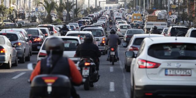 Κίνηση στους δρόμους: Το “αντίδοτο” στο μποτιλιάρισμα χάθηκε στις ανεπαρκείς συγκοινωνίες