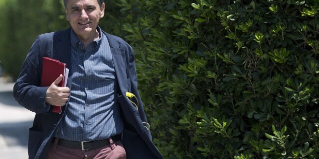 Με θετικές προσδοκίες για συντάξεις και τράπεζες στο Μπαλί ο Τσακαλώτος