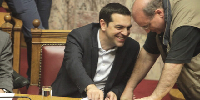 Τα χαμόγελα Τσίπρα και οι αγκαλιές με Φίλη