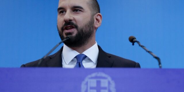 Ανασχηματισμός: Αναβάθμιση Κατρούγκαλου και δύο πρώην υπουργοί του Γ. Παπανδρέου στην κυβέρνηση