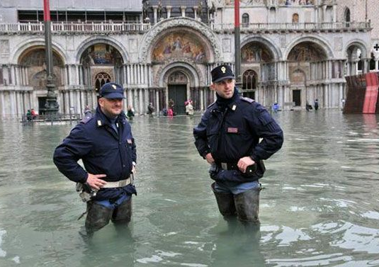 Επτά νεκροί στην Ιταλία από την κακοκαιρία – Κάτω από το νερό το 75% της Βενετίας