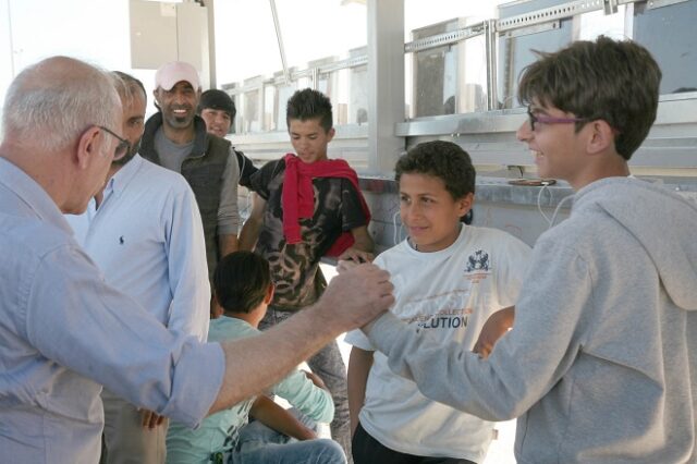 Με πρόσφυγες που έφυγαν από το κέντρο φιλοξενίας στη Μαλακάσα συναντήθηκε ο Δ. Βίτσας
