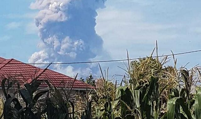 Ινδονησία: Έκρηξη ηφαιστείου μετά το τσουνάμι και τους σεισμούς