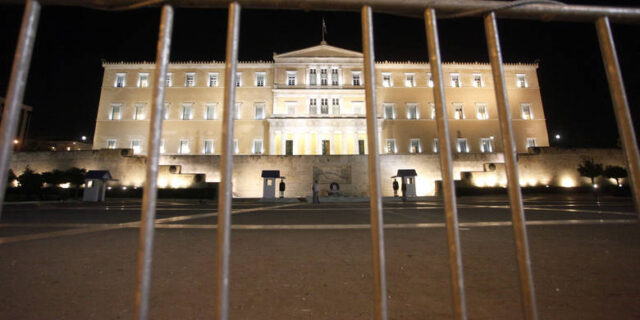 Μεθυσμένος οδηγός μπήκε στο προαύλιο της Βουλής μετά από καταδίωξη