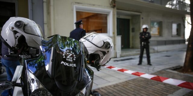 Παρέμβαση Ρουβίκωνα με τρικάκια και πανό έξω από το ΥΠ.ΕΞ.- Προσαγωγές από το σημείο