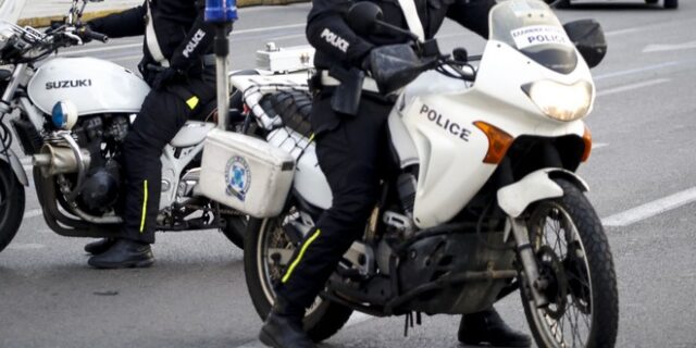 Νεαρός περιφερόταν στην Ομόνοια με πιστόλι
