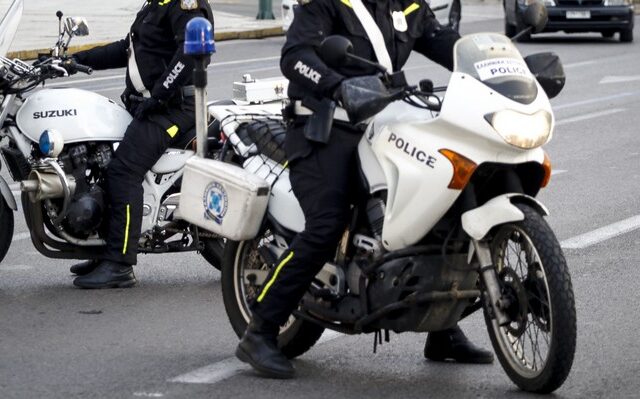 Νεαρός περιφερόταν στην Ομόνοια με πιστόλι