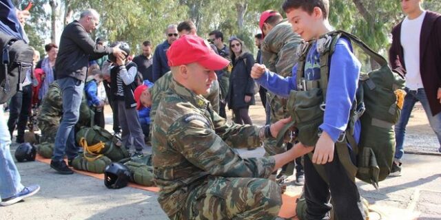 ΓΕΣ: Διοργάνωση “Ημέρας Αλεξιπτωτιστή” για τις οικογένειες του προσωπικού του Στρατού Ξηράς