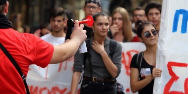Αντιφασιστική πορεία μαθητών και καλέσματα σε “εθνικιστικές καταλήψεις” μέσω SMS