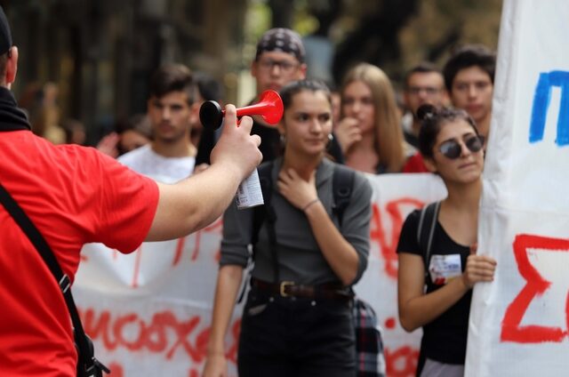 Αντιφασιστική πορεία μαθητών και καλέσματα σε “εθνικιστικές καταλήψεις” μέσω SMS