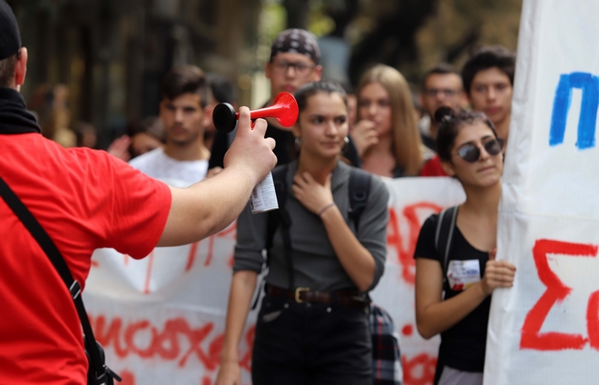 Αντιφασιστική πορεία μαθητών και καλέσματα σε “εθνικιστικές καταλήψεις” μέσω SMS