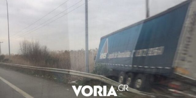 Φορτηγό ανετράπη στο Δερβένι – Εγκλωβίστηκε ο οδηγός