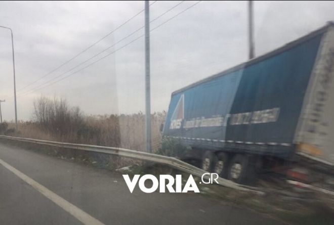 Φορτηγό ανετράπη στο Δερβένι – Εγκλωβίστηκε ο οδηγός