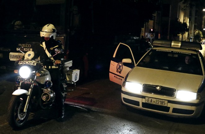 Επίθεση με μάρμαρα κατά αστυνομικών στην οδό Πειραιώς – Δύο τραυματίες