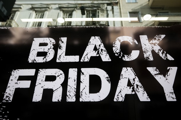 Δύο στους πέντε Έλληνες ψωνίζουν στις εκπτώσεις του Black Friday