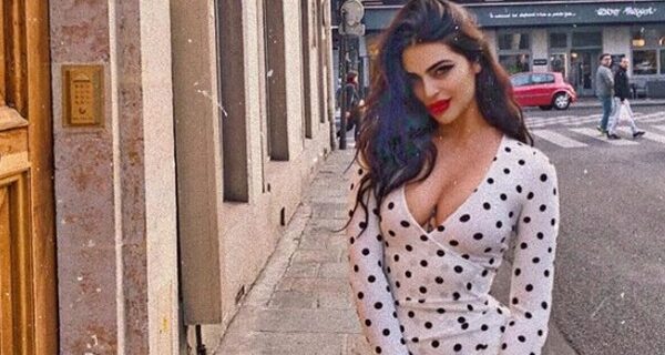 Η μπλόγκερ που έφαγε “πόρτα” στο Λούβρο λόγω αμφίεσης ξεσπά με Βολταίρο