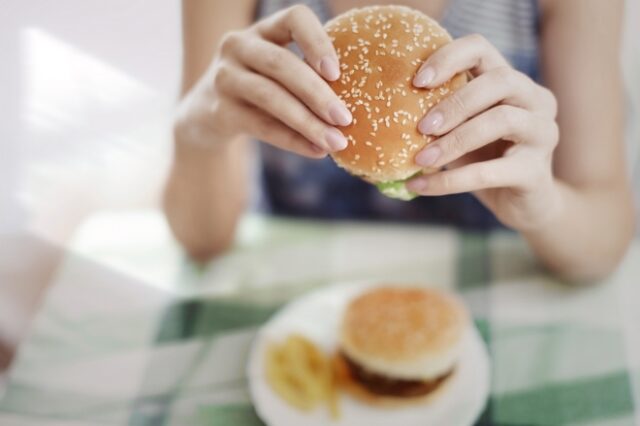 Παγκόσμια έκθεση για την διατροφή: “Ότι τρώμε μας σκοτώνει”