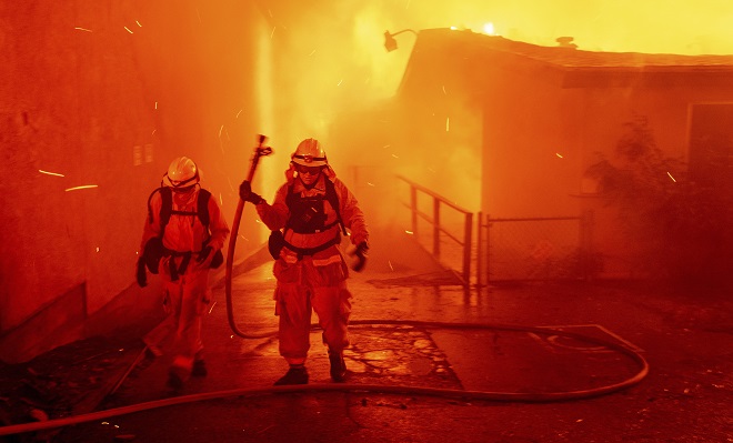 Φωτιά στην Καλιφόρνια: Τουλάχιστον 9 νεκροί – Μύδροι Τραμπ για “κακή διαχείριση δάσών”