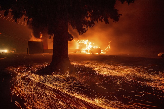 Φωτιά στην Καλιφόρνια: 157 χιλιάδες εγκατέλειψαν τα σπίτια τους – Μέτωπο 285χλμ
